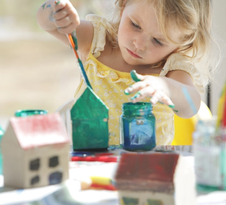 dziecko malujące domek